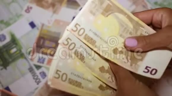 女性手中的欧洲货币视频的预览图