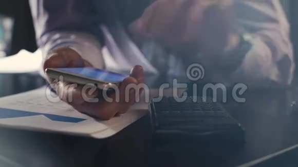 商人用计算器计算财务视频的预览图
