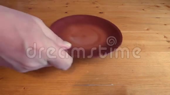带有移动红复活节彩蛋的陶瓷盘子视频的预览图