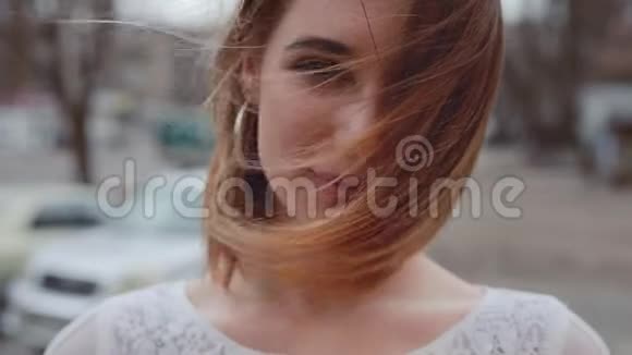 风吹女头发的特写肖像视频的预览图