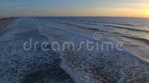 航空无人机海景温暖的日出平静的白色泡沫波佛罗里达大西洋可可海滩海岸线视频的预览图