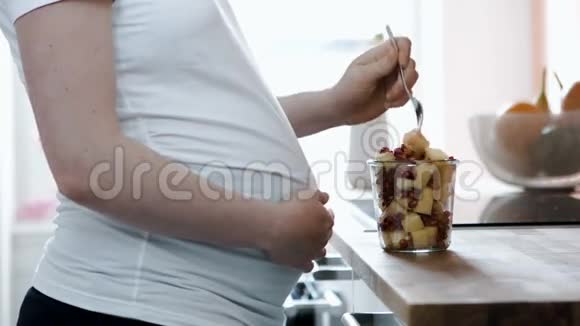 怀孕妇女在菠萝和石榴汁沙拉2上吃零食视频的预览图
