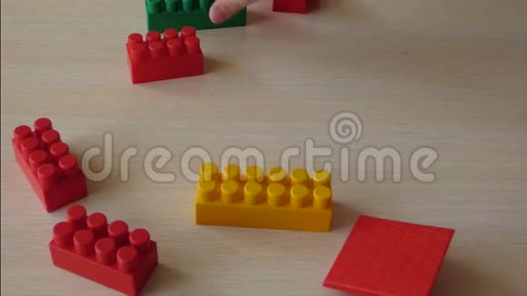 小孩用塑料砖造小房子视频的预览图