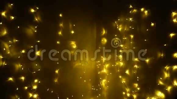 脐带光花环闪烁的黄色节日视频的预览图