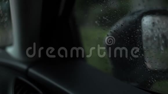 交通堵塞时下雨时的汽车侧镜视频的预览图