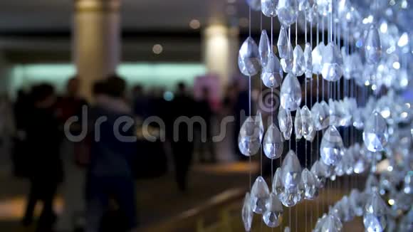 玻璃吊灯水晶特写与人背景选择性聚焦视频的预览图