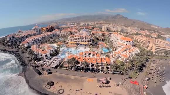 海滩上的奇奇酒店在群山的背景下视频的预览图