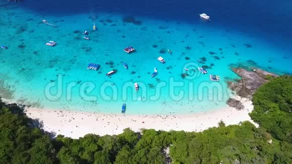 空中热带桑迪公主海滩和蓝色清水与船和游客高清慢速运动西米兰泰国视频的预览图