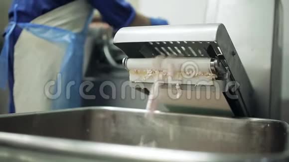 香肠肉末的生产肉脂绞肉机视频的预览图