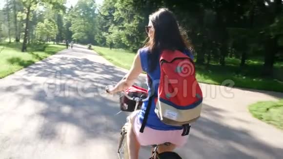 一位女士骑着夏日公园自行车视频的预览图