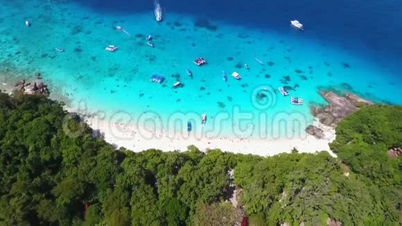 飞越热带沙滩和蓝色清水与船空中高清慢速运动西米兰泰国视频的预览图