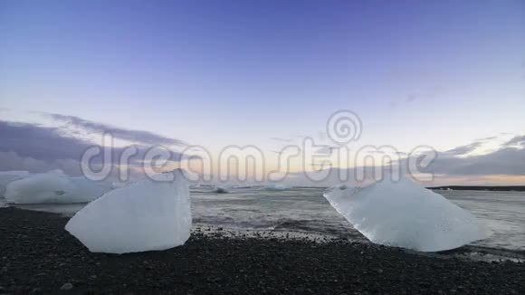 海滩上的冰山视频的预览图