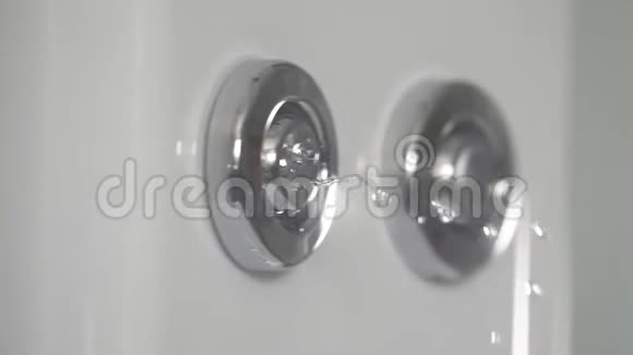 淋浴的细节酒店水疗中心的水疗按摩浴缸视频的预览图