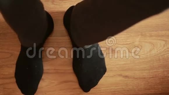 穿袜子的人男人脱掉袜子特写镜头视频的预览图
