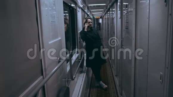火车上的女孩用智能手机视频的预览图