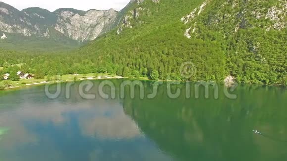 空中在美丽的斯洛文尼亚博欣吉湖划船的人视频的预览图