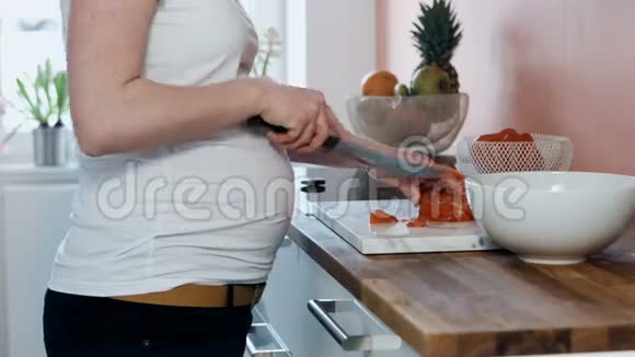 孕妇切番茄2视频的预览图