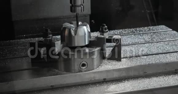 数控铣床在工厂制造一些钢件视频的预览图
