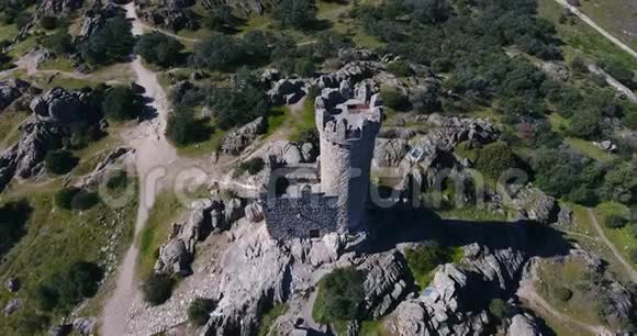 以山为背景提升城堡之上视频的预览图