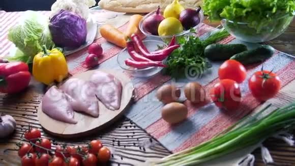 鸡胸肉和新鲜食材的优质和彩色食物组成视频的预览图