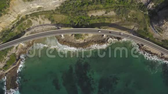 海崖桥沿海大桥围绕海岸线和海岸弯曲视频的预览图