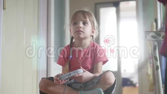 玩电子游戏的小女孩游戏玩家女孩游戏笔记本控制器视频的预览图