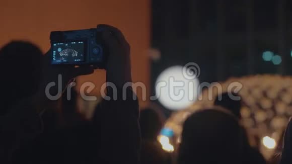 音乐会电影智能手机屏幕的观众视频的预览图
