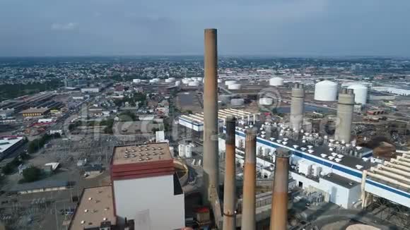 马萨诸塞州一座工业发电厂的空中录像4k视频的预览图