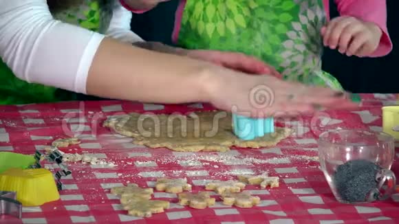小女儿和妈妈用手做五颜六色的饼干视频的预览图