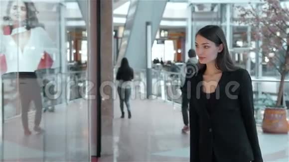 女孩购物狂购物商场里一个黑发女人走进商店视频的预览图