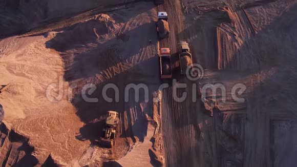 采石场施工砂的开采用卡车装载建筑砂视频的预览图