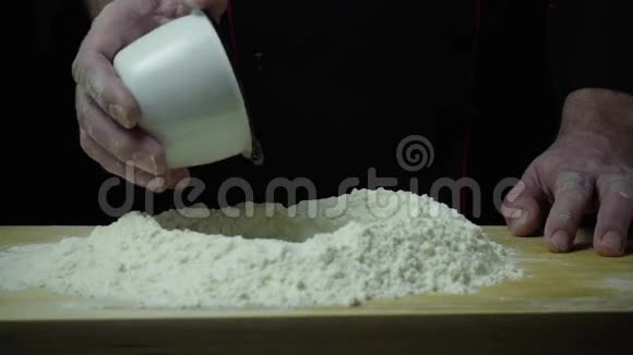 厨师用水浇面粉慢动作视频的预览图