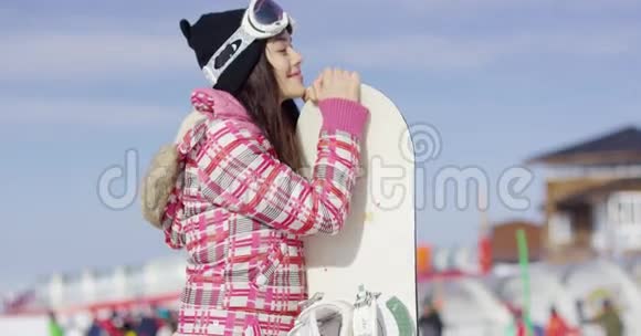 可爱的亚洲女性滑雪者在斜坡上放松视频的预览图