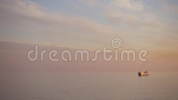 在美丽的夕阳下大海里有一艘大洋船视频的预览图