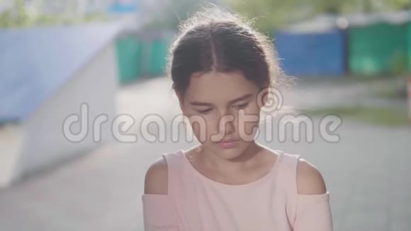悲伤的小女孩沮丧的慢动作视频生活方式少年女孩的情绪很激动视频的预览图