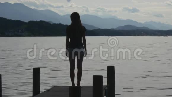 女子独自站在高山湖码头视频的预览图
