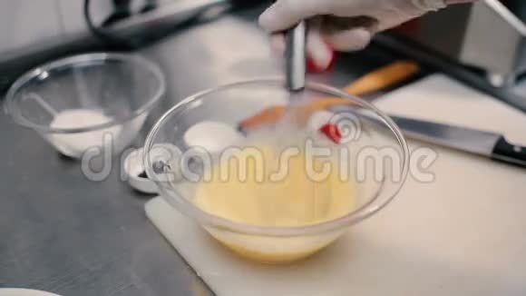 用牛奶煮鸡蛋视频的预览图