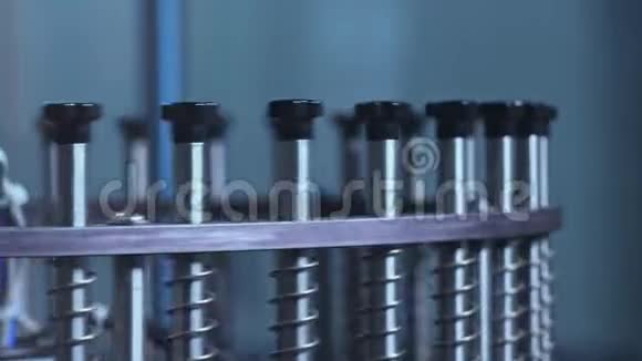 工业设备绕着机器的金属棒转部分生产线视频的预览图