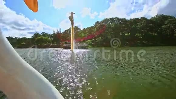 公园内广湖水涟漪森林银行高喷泉视频的预览图