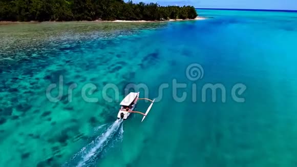 蓝色太平洋海水塔希提法属波利尼西亚海景的小型旅游船令人叹为观止的4k空中景色视频的预览图