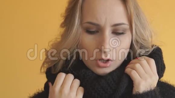 生病的年轻女子咳嗽关门视频的预览图