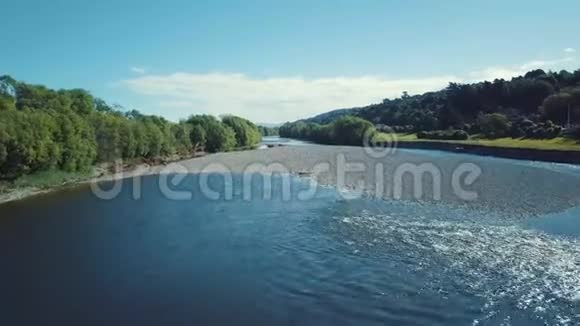 4k空中飞行录像沿新西兰河飞行视频的预览图
