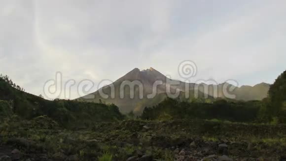 默拉皮火山时间推移视频的预览图