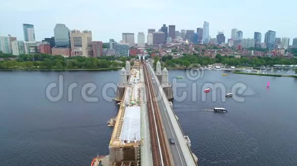波士顿市中心4k60p的空中列车视频的预览图