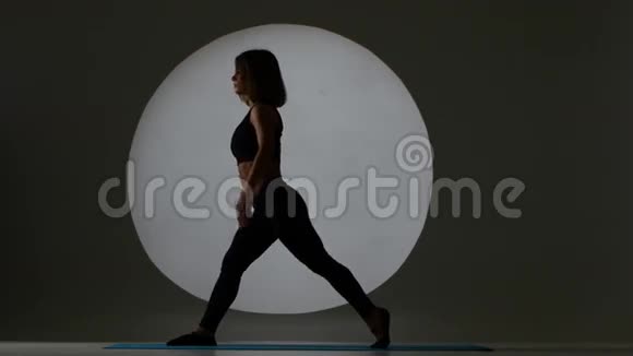 做伸展运动的女人体育锻炼背光剪影视频的预览图