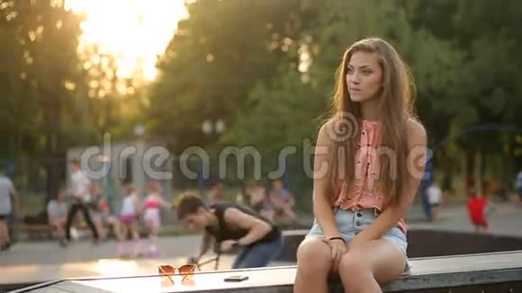 年轻女子在滑板公园和调情的斜坡上视频的预览图
