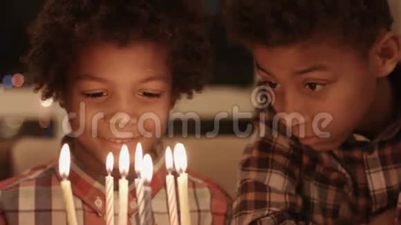 非洲孩子的小生日派对视频的预览图