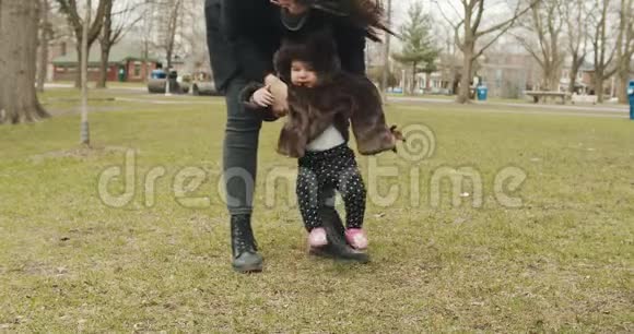 公园里可爱的女婴打扮成熊视频的预览图