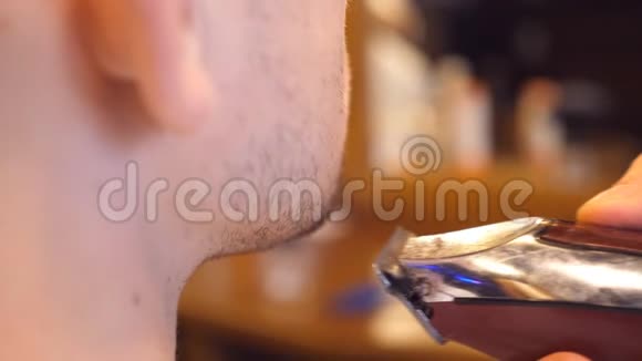 理发店用剪刀修剪男客户的胡须口渴的过程关闭慢动作视频的预览图