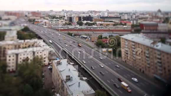 高架桥上高交通特写车辆运动模糊天路城市运动模糊鸟瞰图视频的预览图